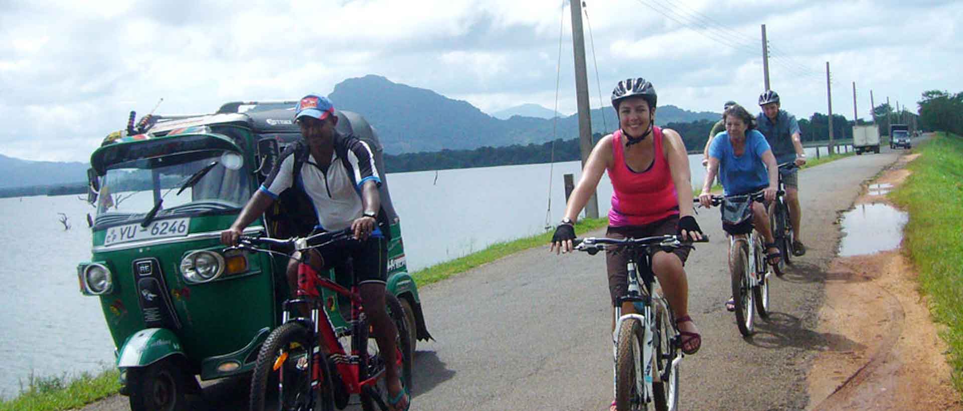 mit dem Fahrrad vorbei an Tuk-Tuk kommt bei der Radreise in Sri Lanka ofter