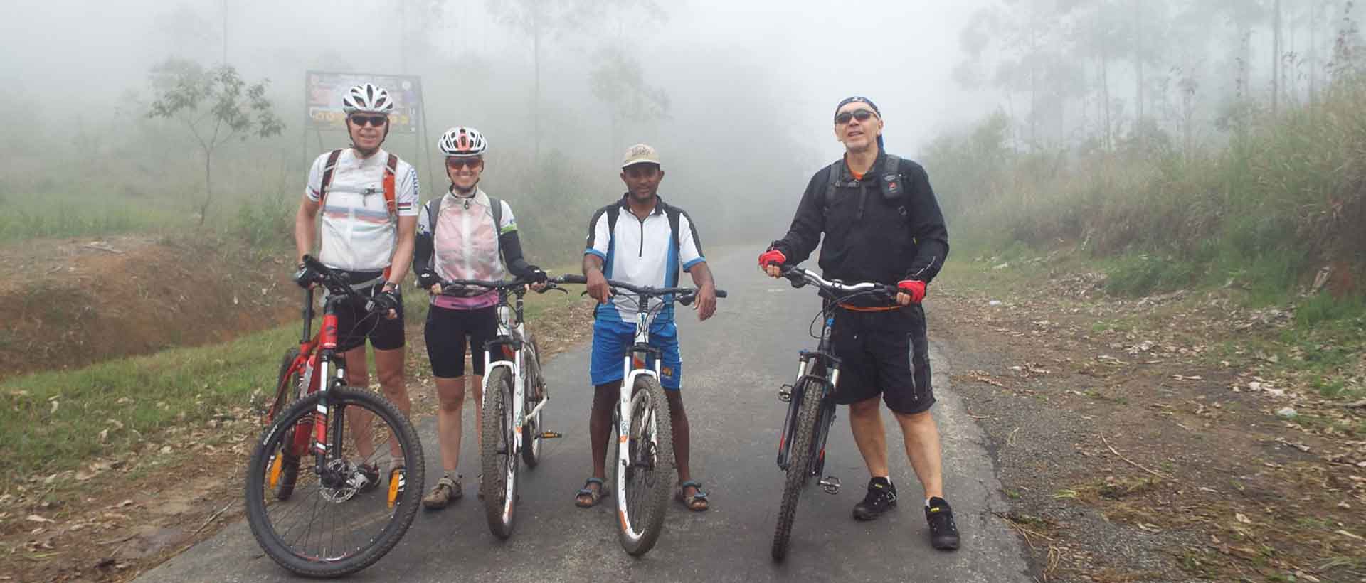 Auch in Sri Lanka muss man sich bei den Radtouren etwas wärmer anziehen, im Hochland ist es kühl. 