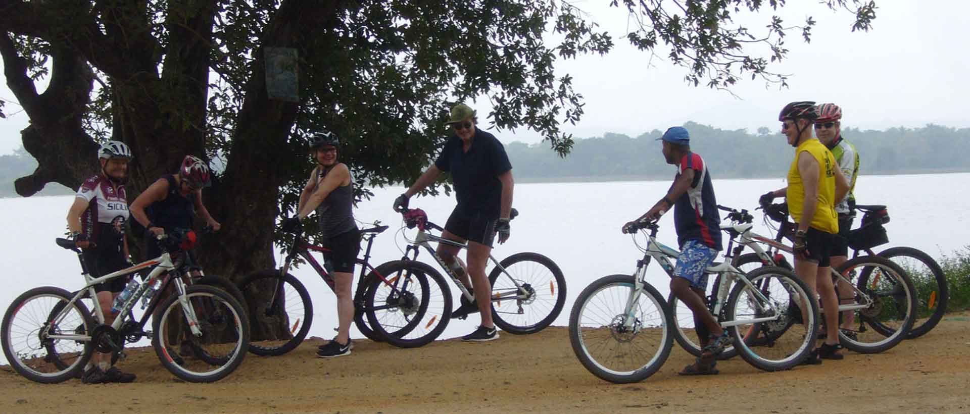 Bei der Radtour geht es am Stausee eintlang. Oft sind Wasservögel, wie Pelikane und Kormorane, zu beobachten.