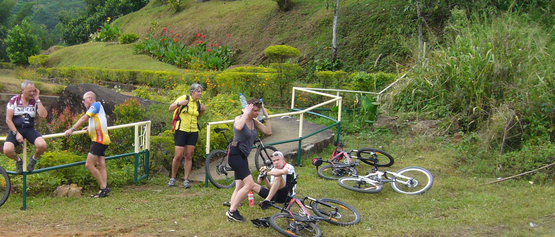 Ein kurze Pause bei unserer Radreise in Sri Lanka tut gut.  Alle sind happy.