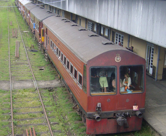 erst mit dem Zug zum Wandergebiet in Sri Lanka.jpg