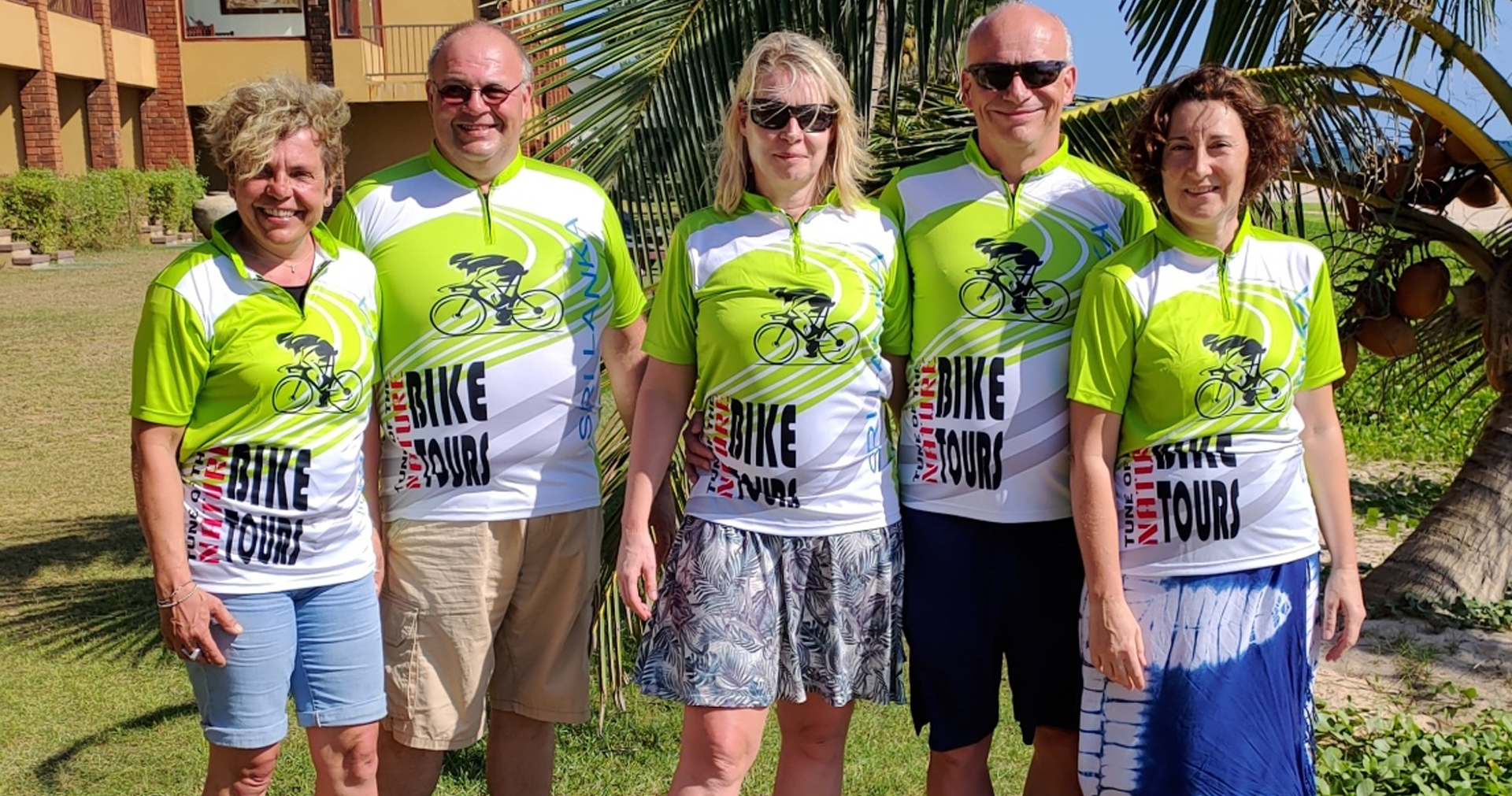 Foto von 5 Touristen im Garten nach der E bike reise in Sri Lanka